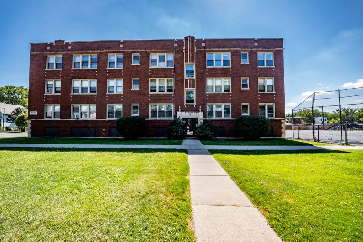Apartment for rent at 6705 S Michigan, Chicago, IL 60637
