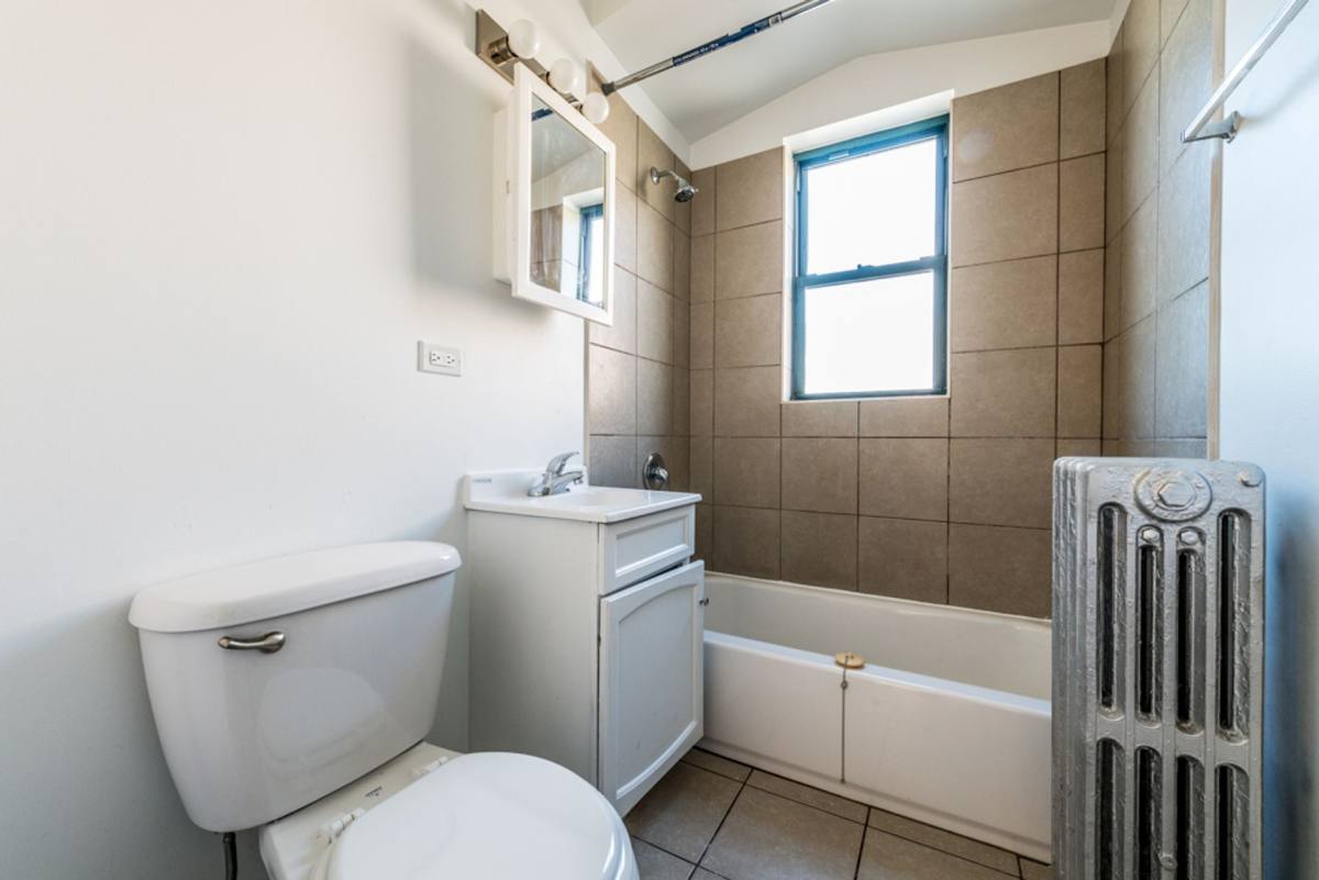 Apartment for rent at 7700 S Kingston Ave, Chicago, IL 60649