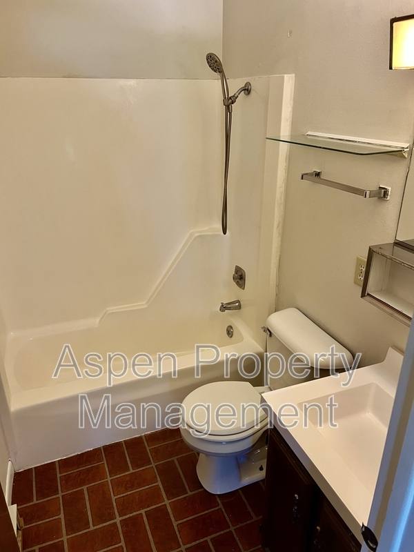 House for rent at 2216 Piper Place #1, Burlington, IA 52601