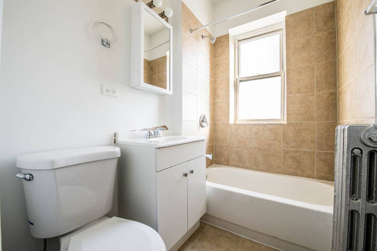 Apartment for rent at 418-24 S Laramie Ave, Chicago, IL 60644