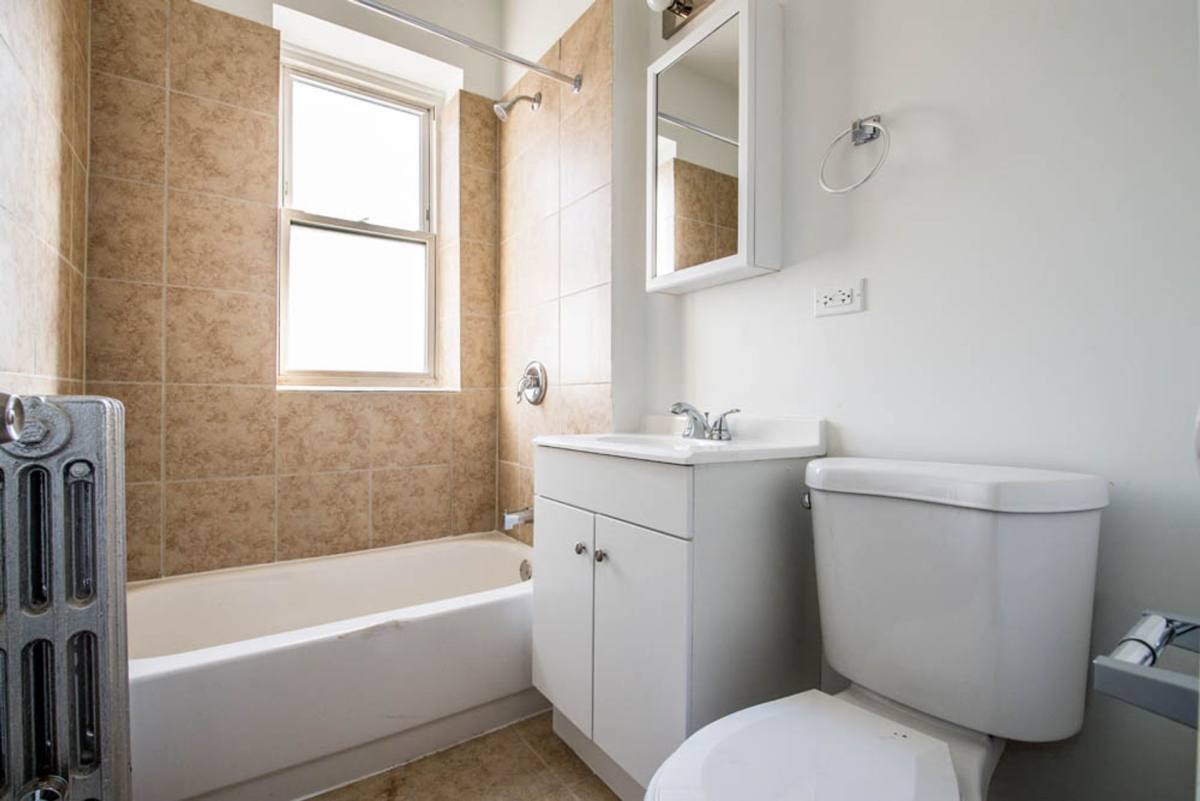 Apartment for rent at 418-24 S Laramie Ave, Chicago, IL 60644