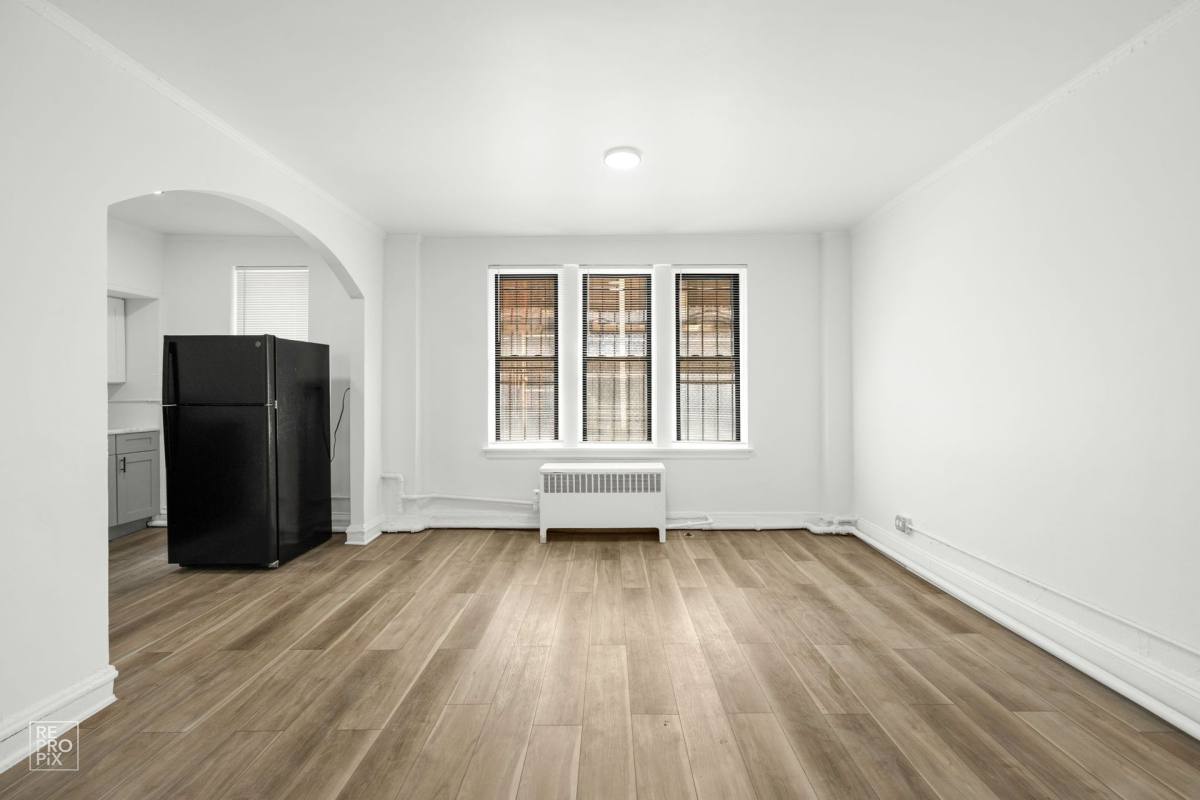 Apartment for rent at 6751 S Jeffery Blvd, Chicago, IL 60649