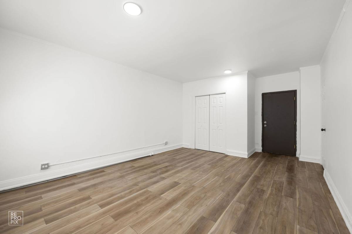 Apartment for rent at 6751 S Jeffery Blvd, Chicago, IL 60649