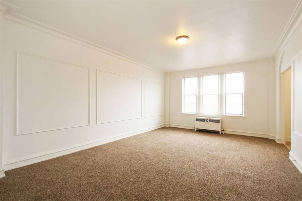 Apartment for rent at 6751 S Jeffery Blvd, Chicago, IL 60649