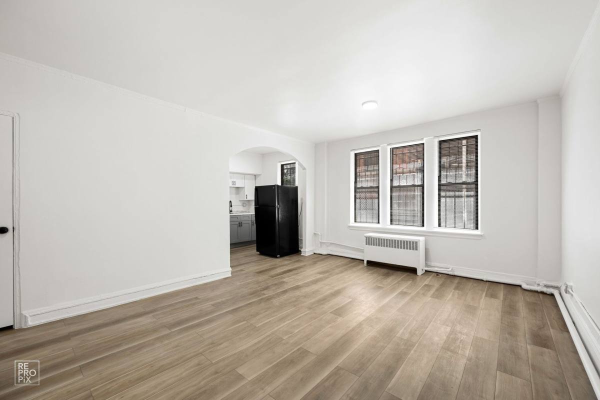 Apartment for rent at 6751 S Jeffery Blvd, Chicago, IL 60649