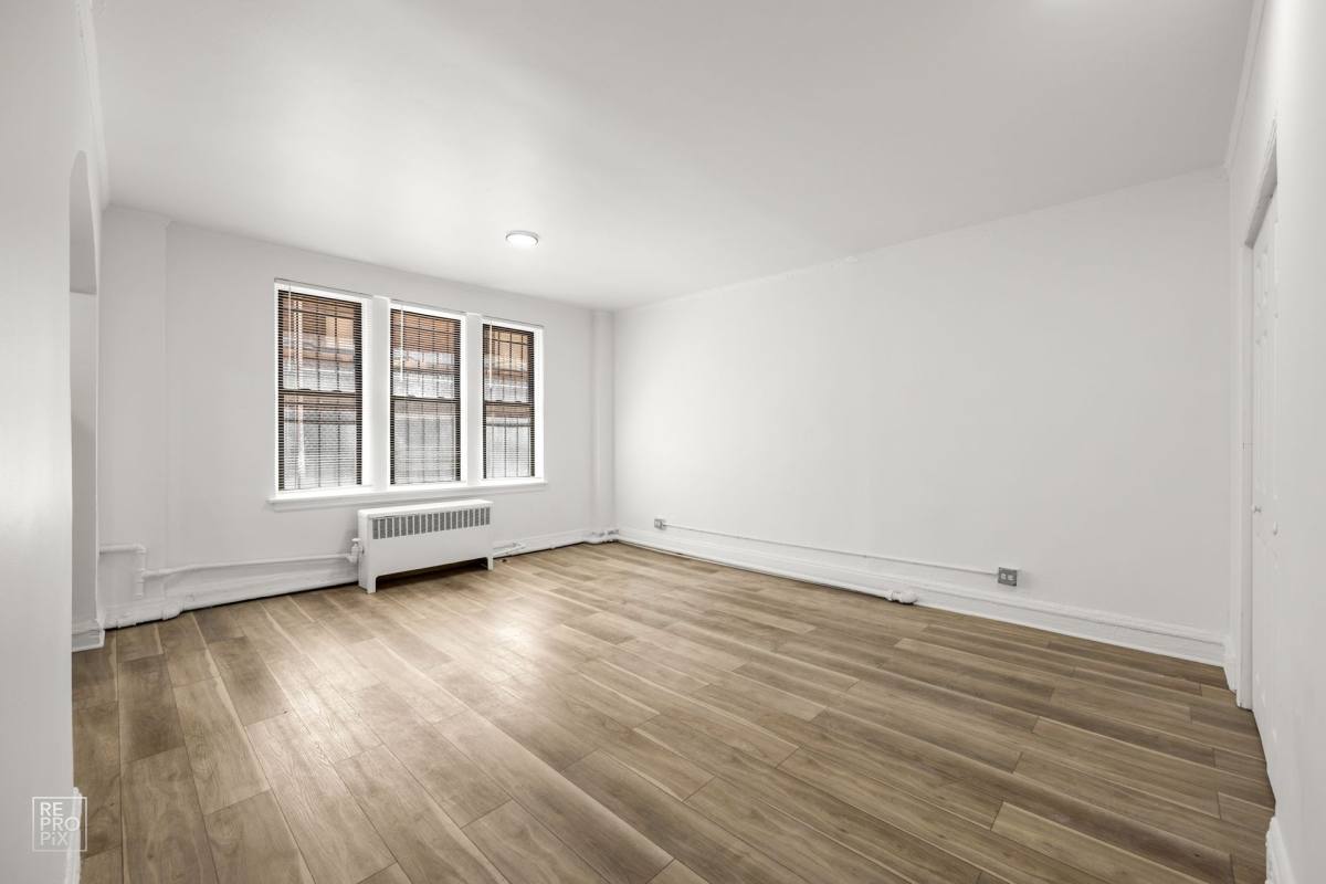 Apartment for rent at 6751 S Jeffery Blvd, Chicago, IL 60649
