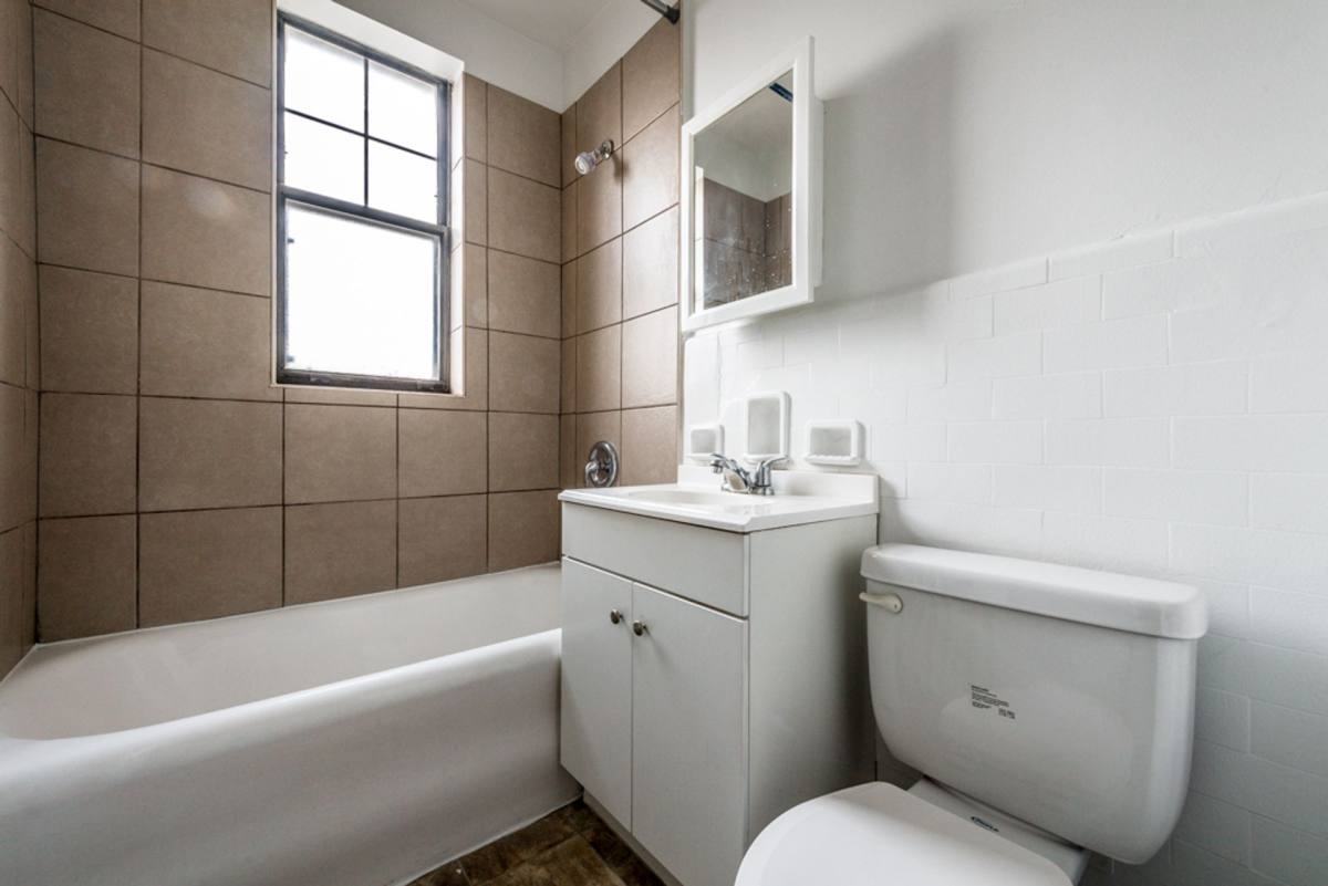 Apartment for rent at 6751 S Jeffery Blvd, Chicago, IL 60649
