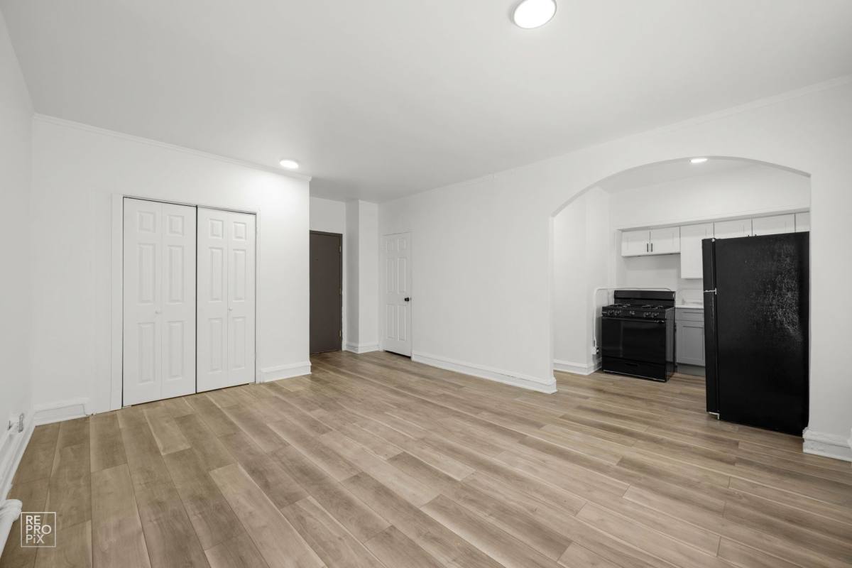 Apartment for rent at 6751 S Jeffery Blvd, Chicago, IL 60649