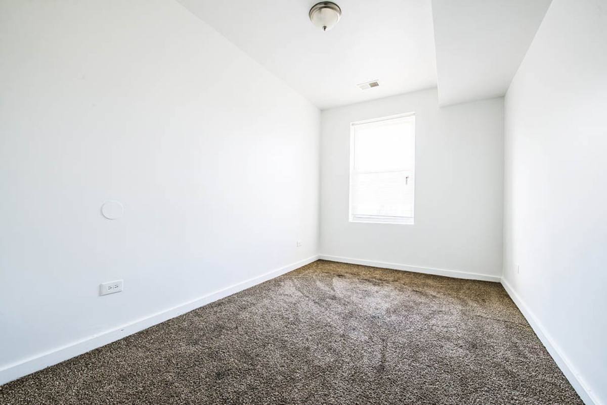 Apartment for rent at 7055 S St Lawrence Ave, Chicago, IL 60637