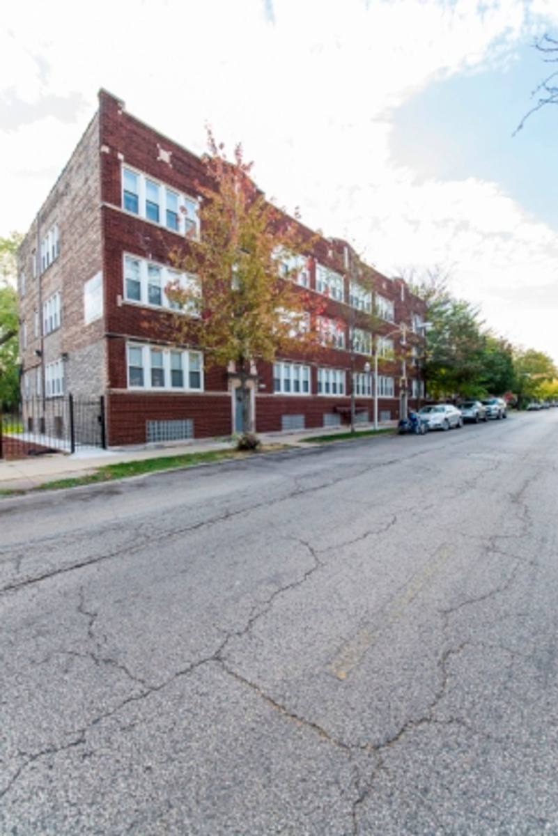 Apartment for rent at 7751-57 S Loomis Blvd, Chicago, IL 60620