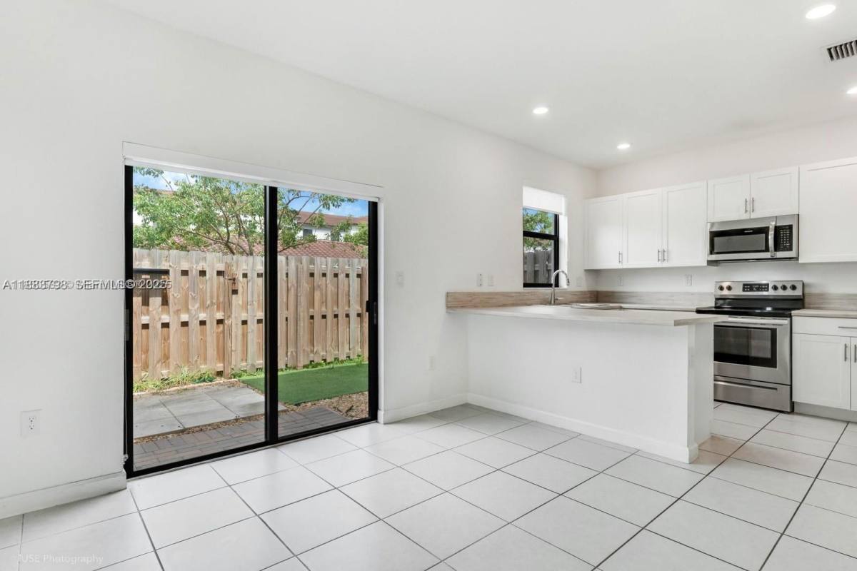 Townhouse for rent at 806 NE 211th St, Miami, FL 33179