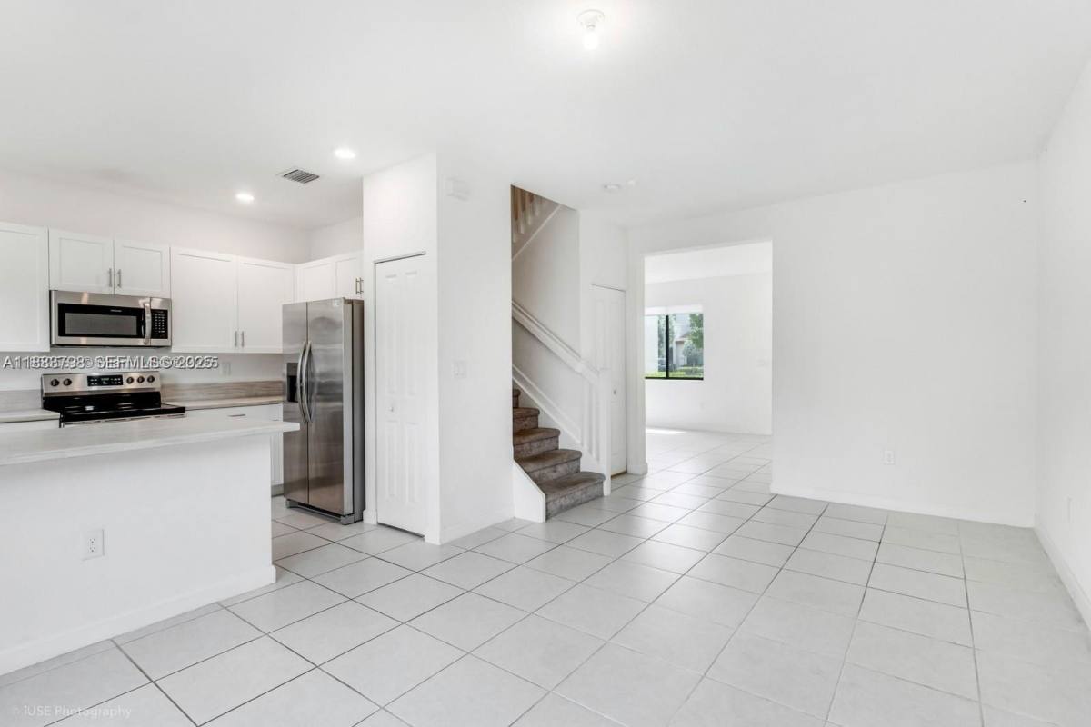 Townhouse for rent at 806 NE 211th St, Miami, FL 33179