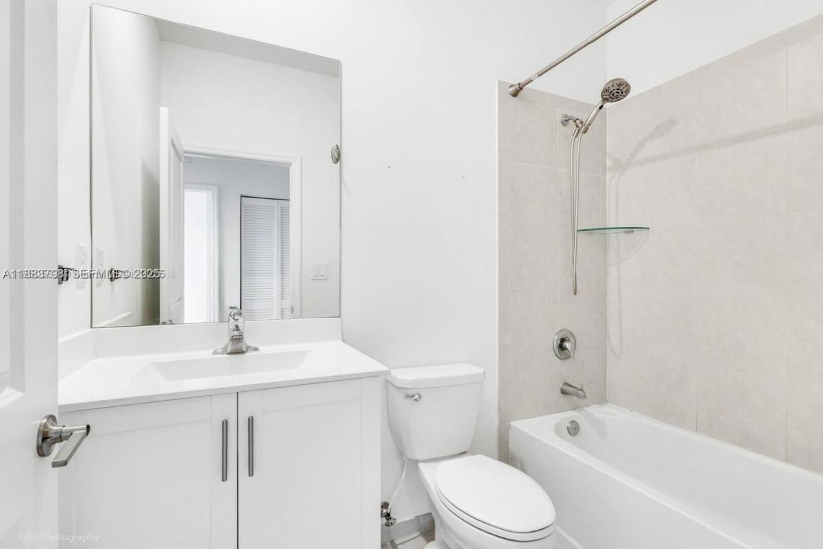 Townhouse for rent at 806 NE 211th St, Miami, FL 33179