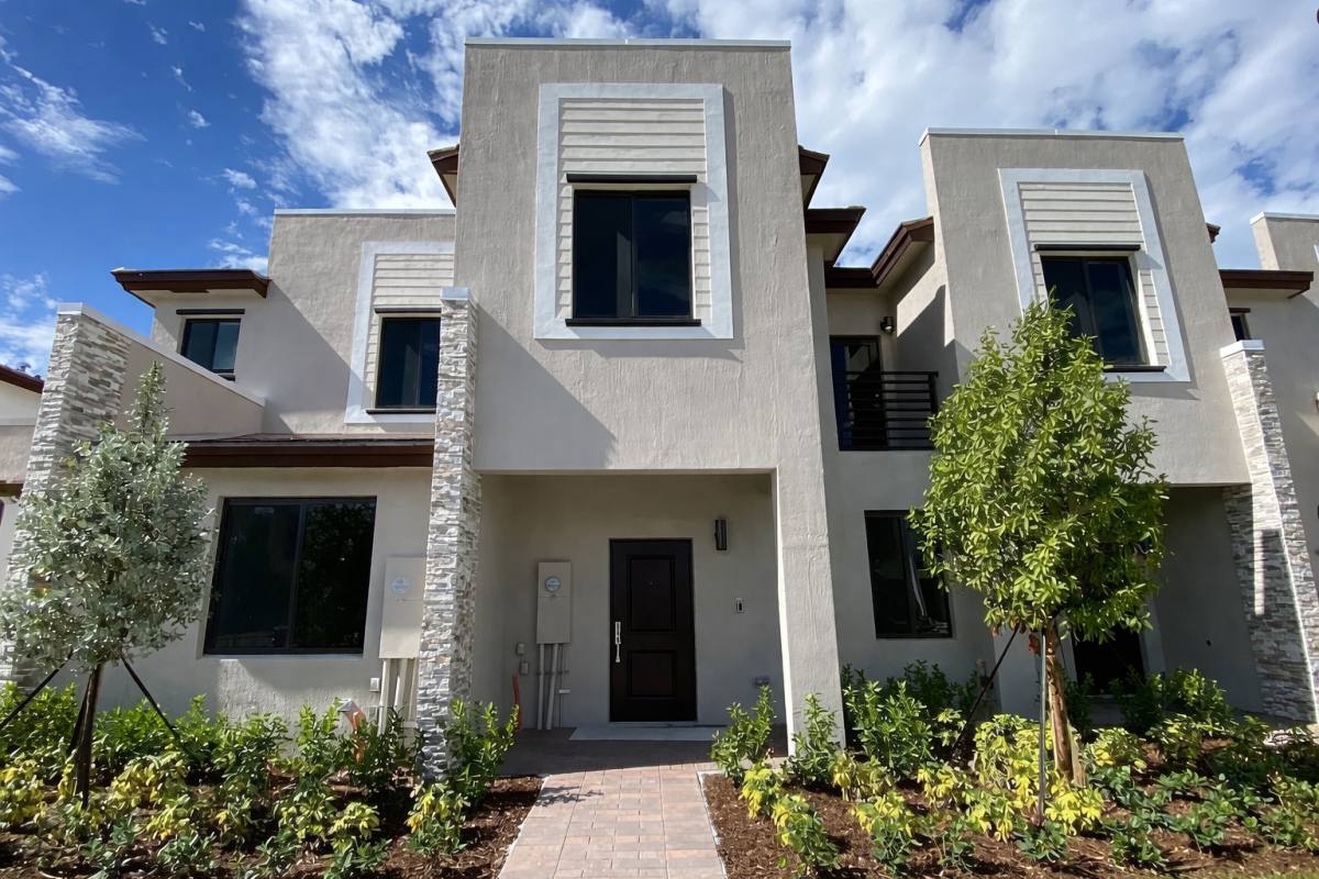 Townhouse for rent at 806 NE 211th St, Miami, FL 33179