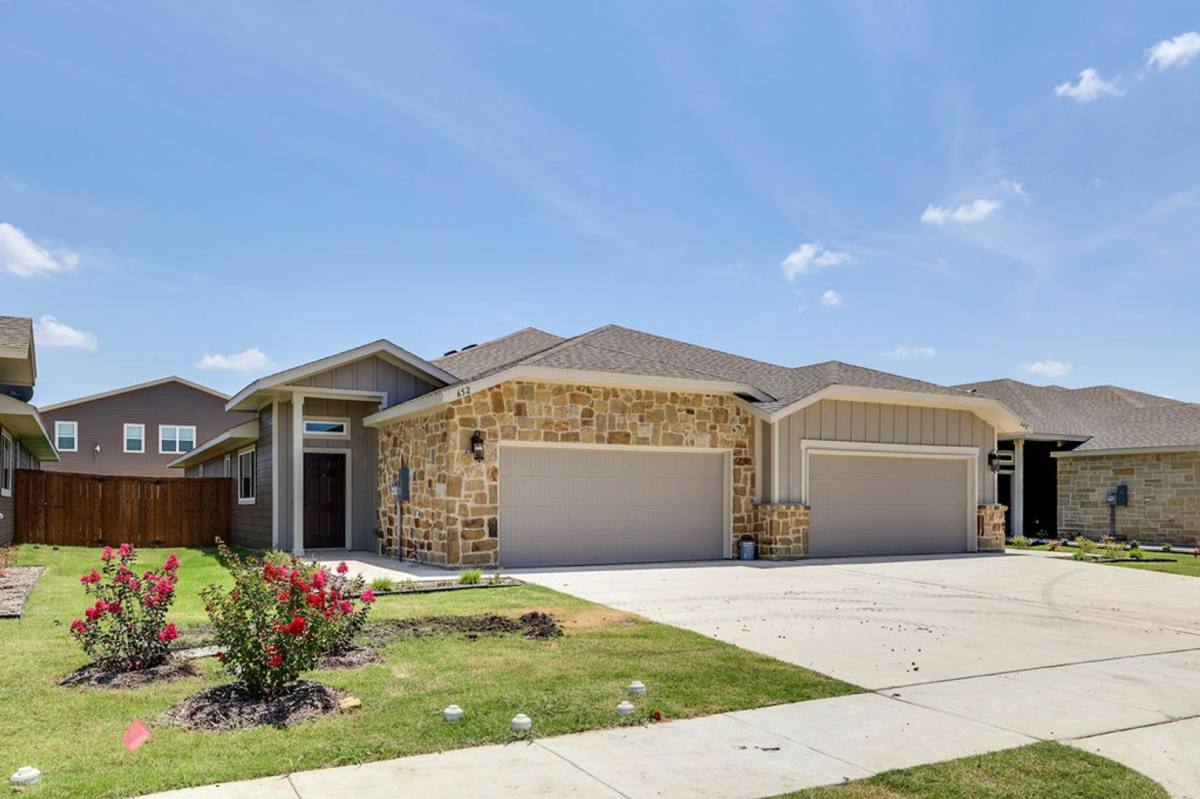 Townhouse for rent at 652 Blackland Dr, Venus, TX 76084