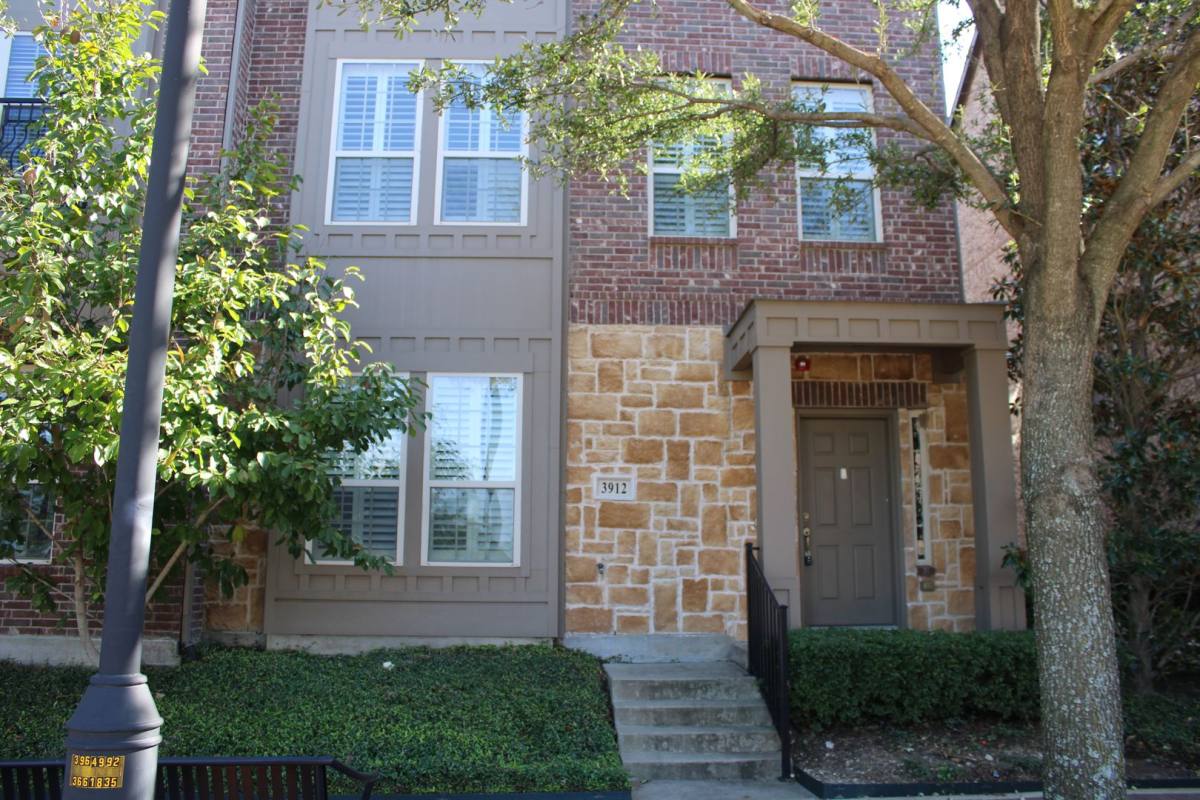Townhouse for rent at 3912 Asbury Lane, Addison, TX 75001