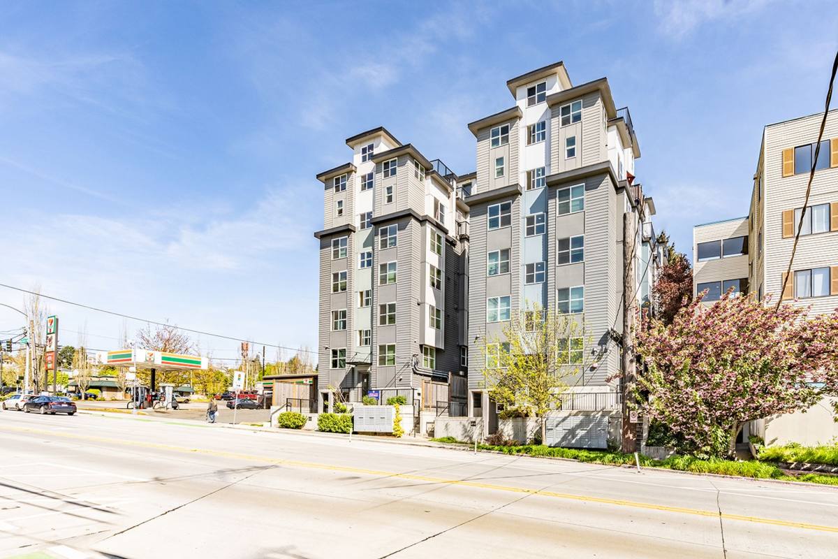 Apartment for rent at 3266 SW Avalon Way, Seattle, WA 98126
