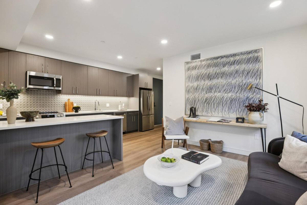 Apartment for rent at 5717 Carlton Way #406, Los Angeles, CA 90028