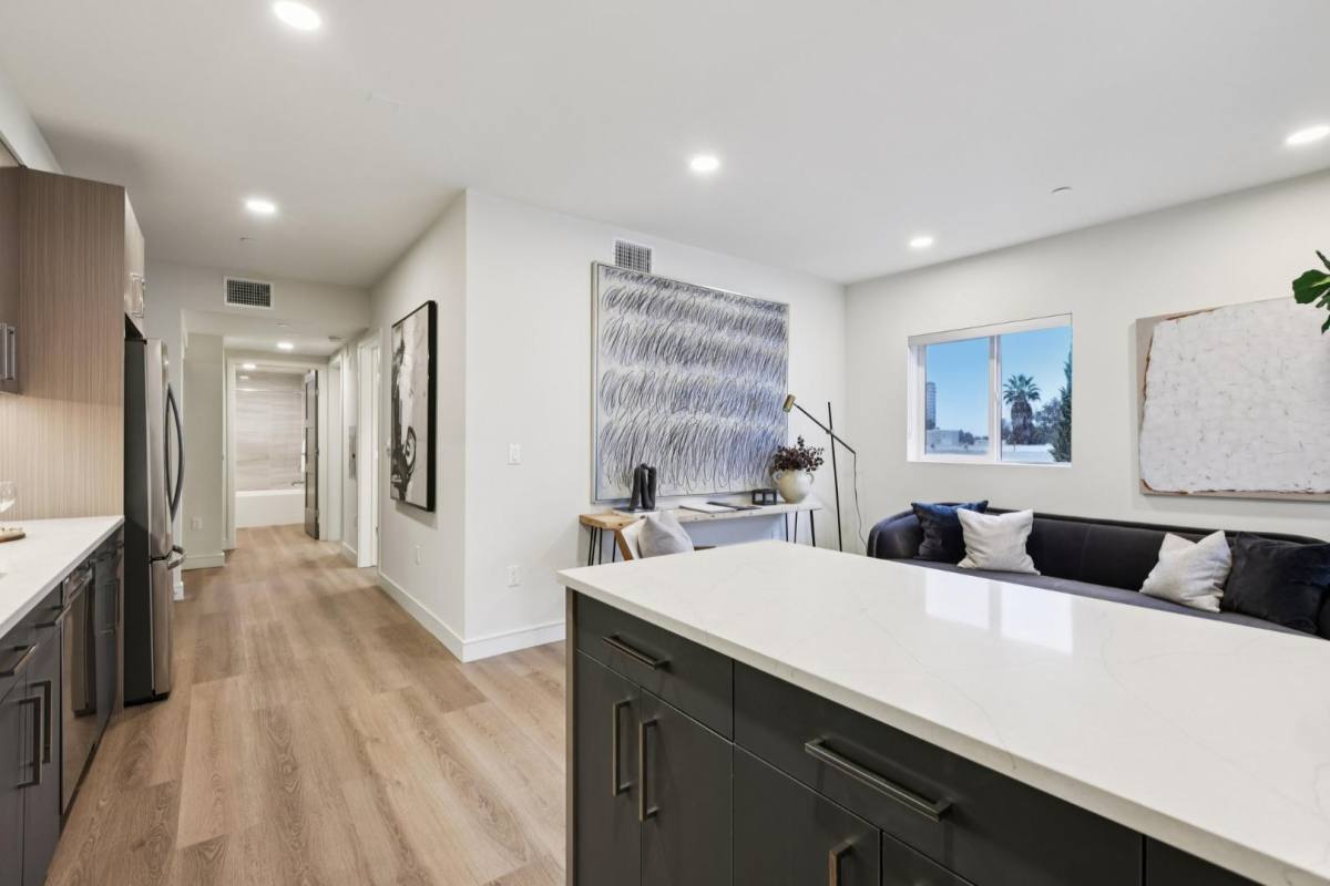 Apartment for rent at 5717 Carlton Way #406, Los Angeles, CA 90028