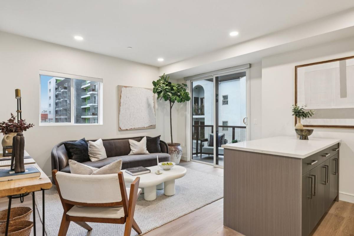 Apartment for rent at 5717 Carlton Way #406, Los Angeles, CA 90028