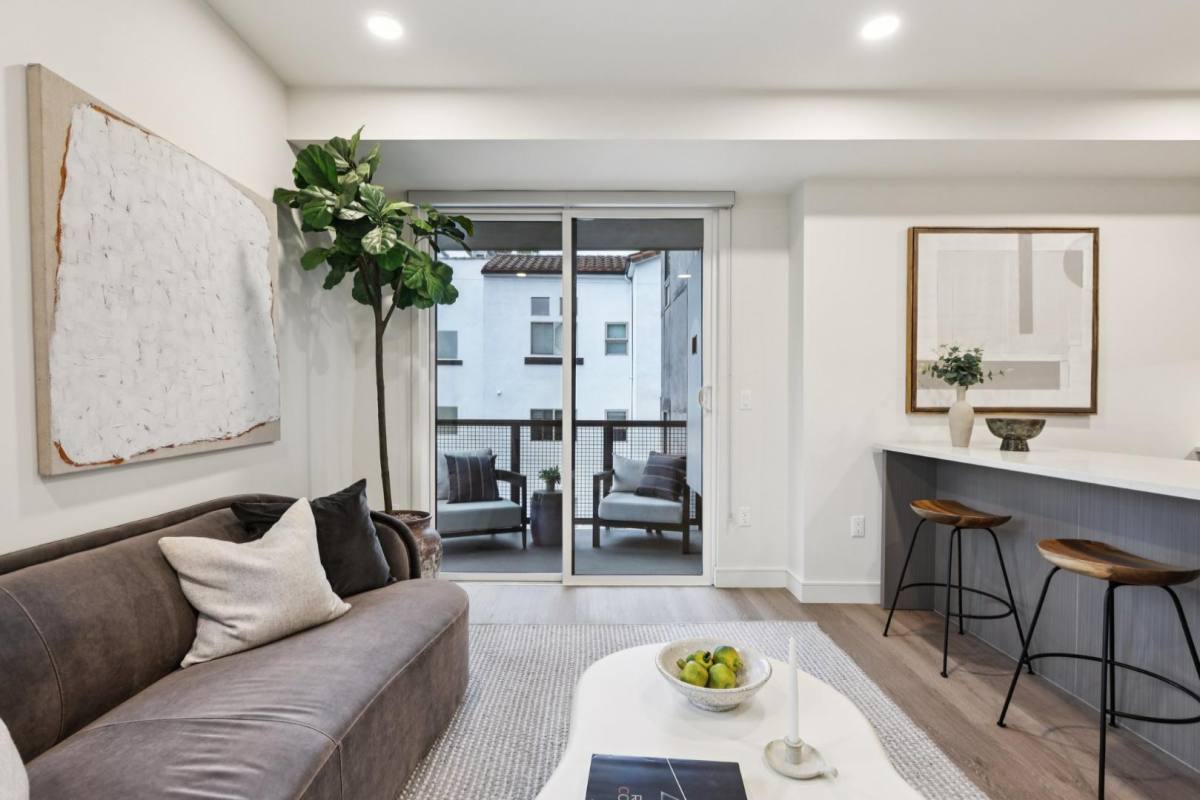 Apartment for rent at 5717 Carlton Way #406, Los Angeles, CA 90028