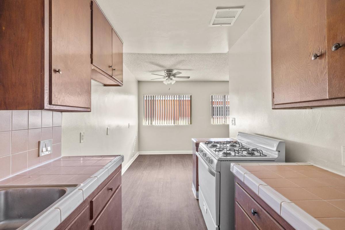 Apartment for rent at 418 West Regent Street, 418 W Regent St #10, Inglewood, CA 90301