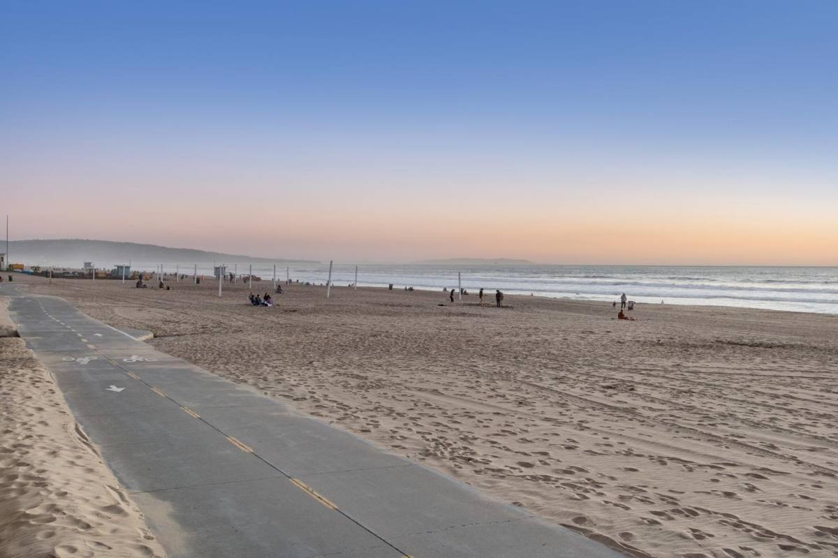 House for rent at 208 38th Place, Manhattan Beach, CA 90266