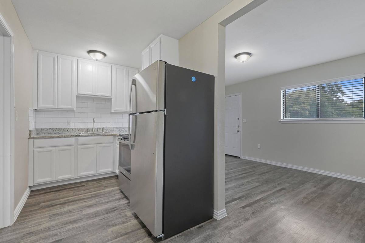 Apartment for rent at 507 N Oak St, Arlington, TX 76011