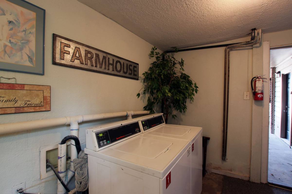 Apartment for rent at 507 N Oak St, Arlington, TX 76011