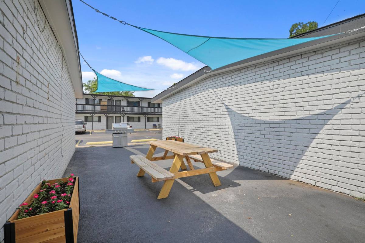Apartment for rent at 507 N Oak St, Arlington, TX 76011