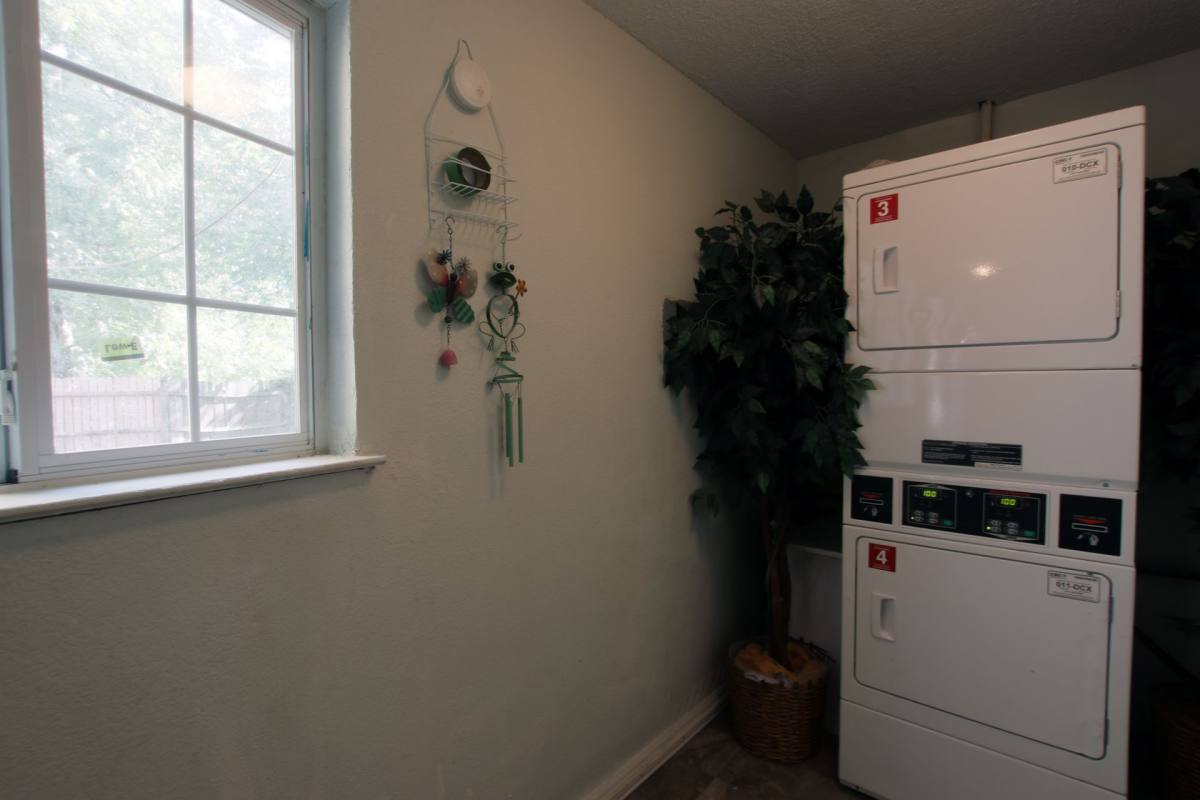 Apartment for rent at 507 N Oak St, Arlington, TX 76011