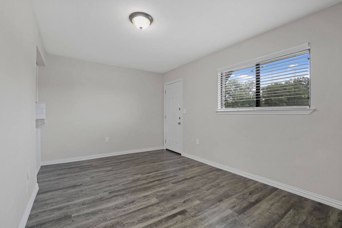 Apartment for rent at 507 N Oak St, Arlington, TX 76011