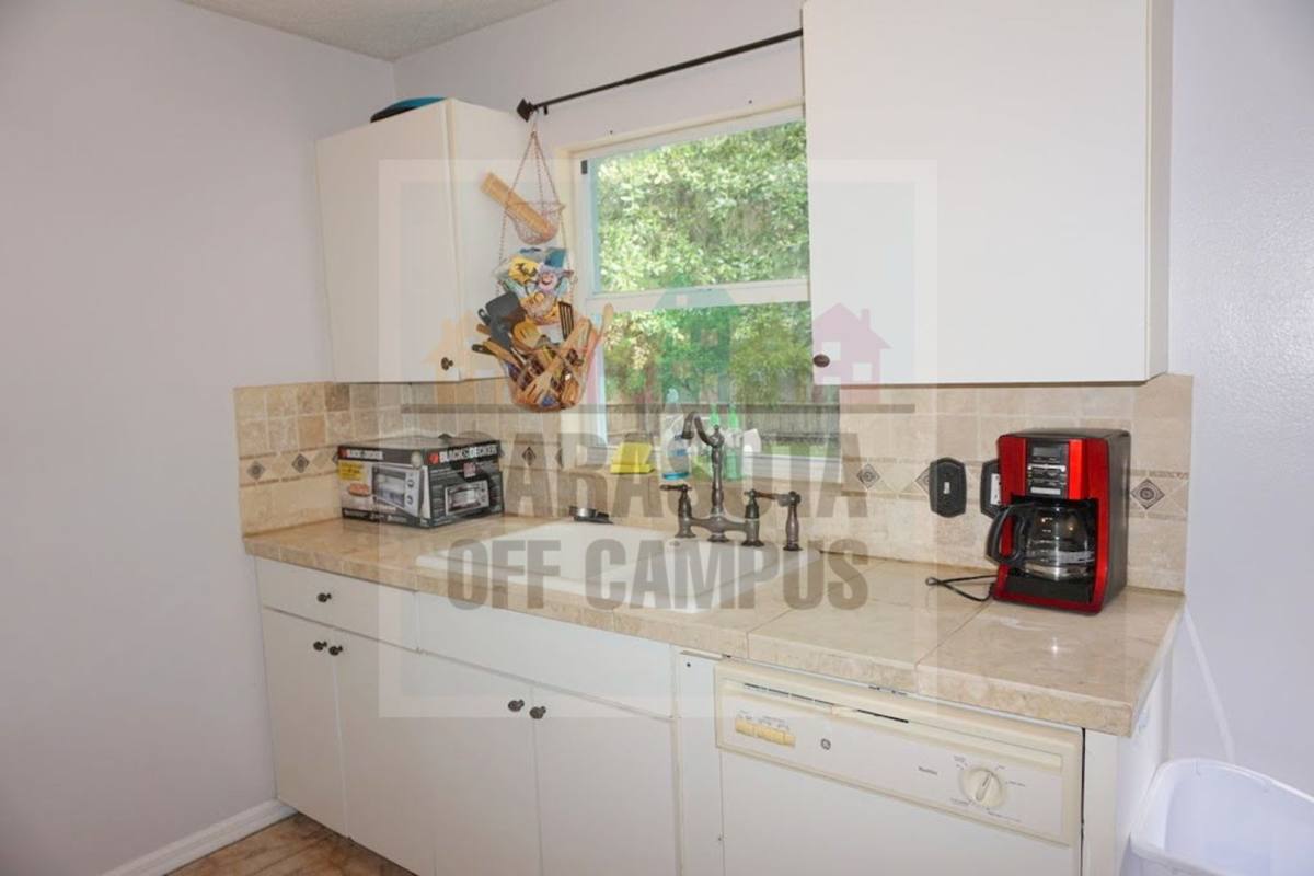 Apartment for rent at 1380 43rd St, Sarasota, FL 34234