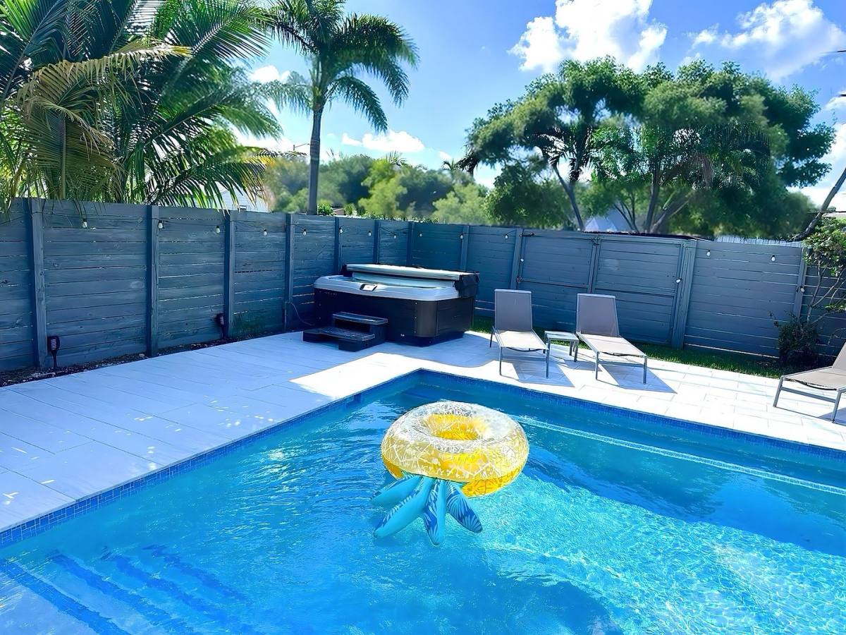 House for rent at 1008 Moffett St, Hallandale, FL 33009