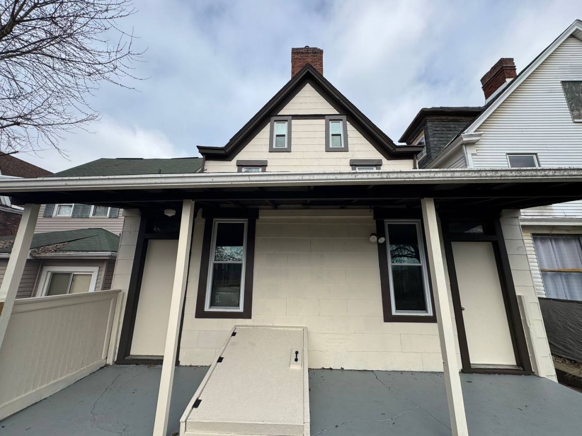 Townhouse for rent at 559 3rd St, Pitcairn, PA 15140