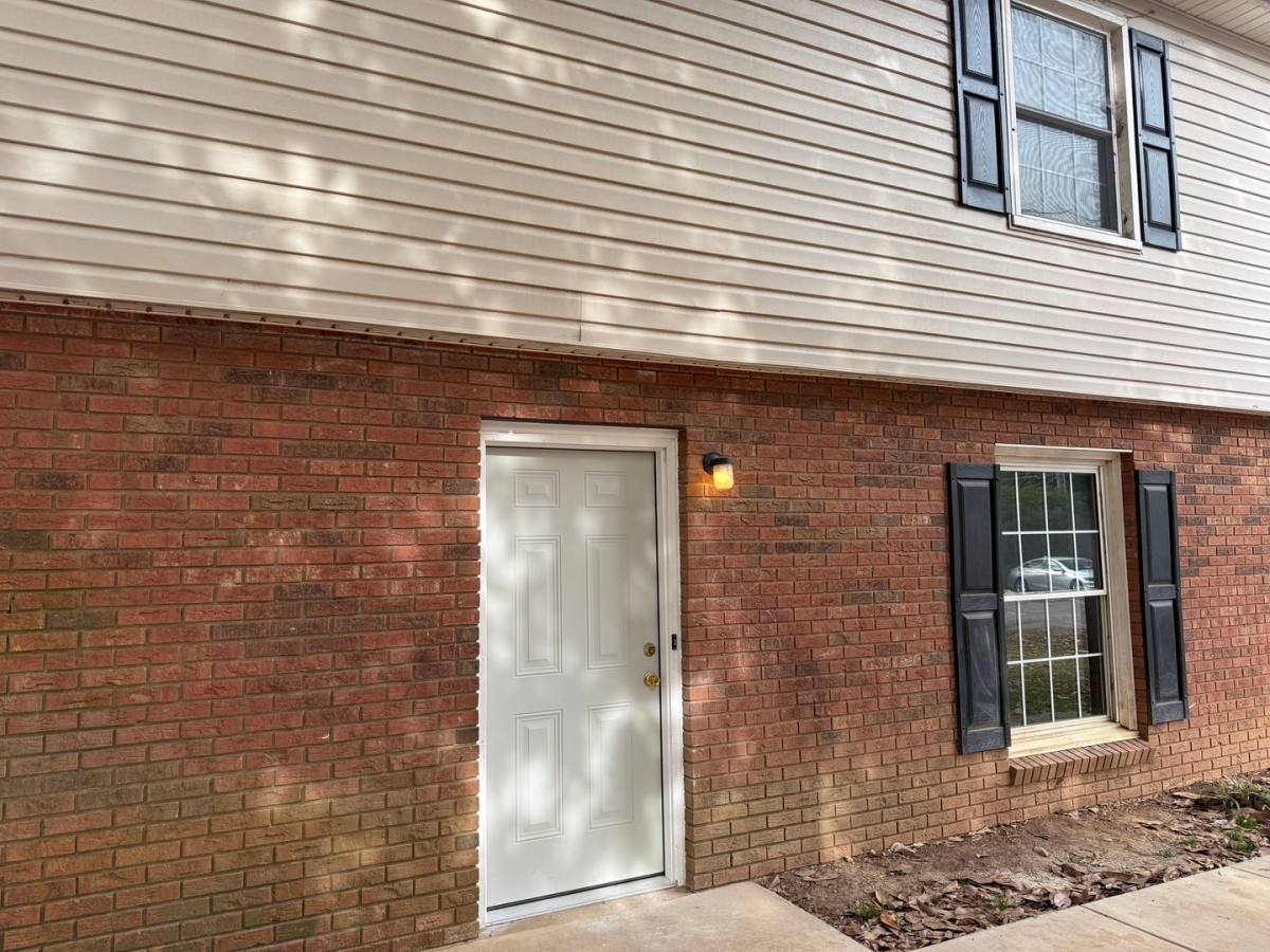 Apartment for rent at 405 17th Ave NE, Hickory, NC 28601