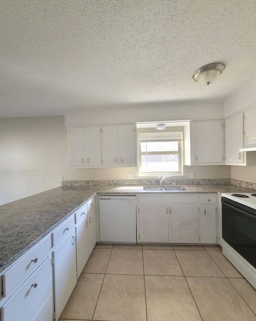Apartment for rent at 6567 Park Ave, Milton, FL 32570