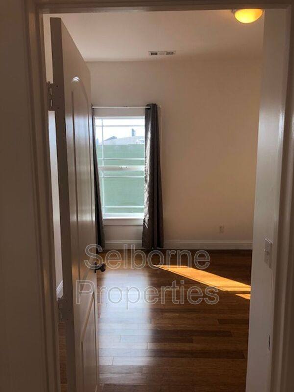 Apartment for rent at 939 International Blvd, Oakland, CA 94606