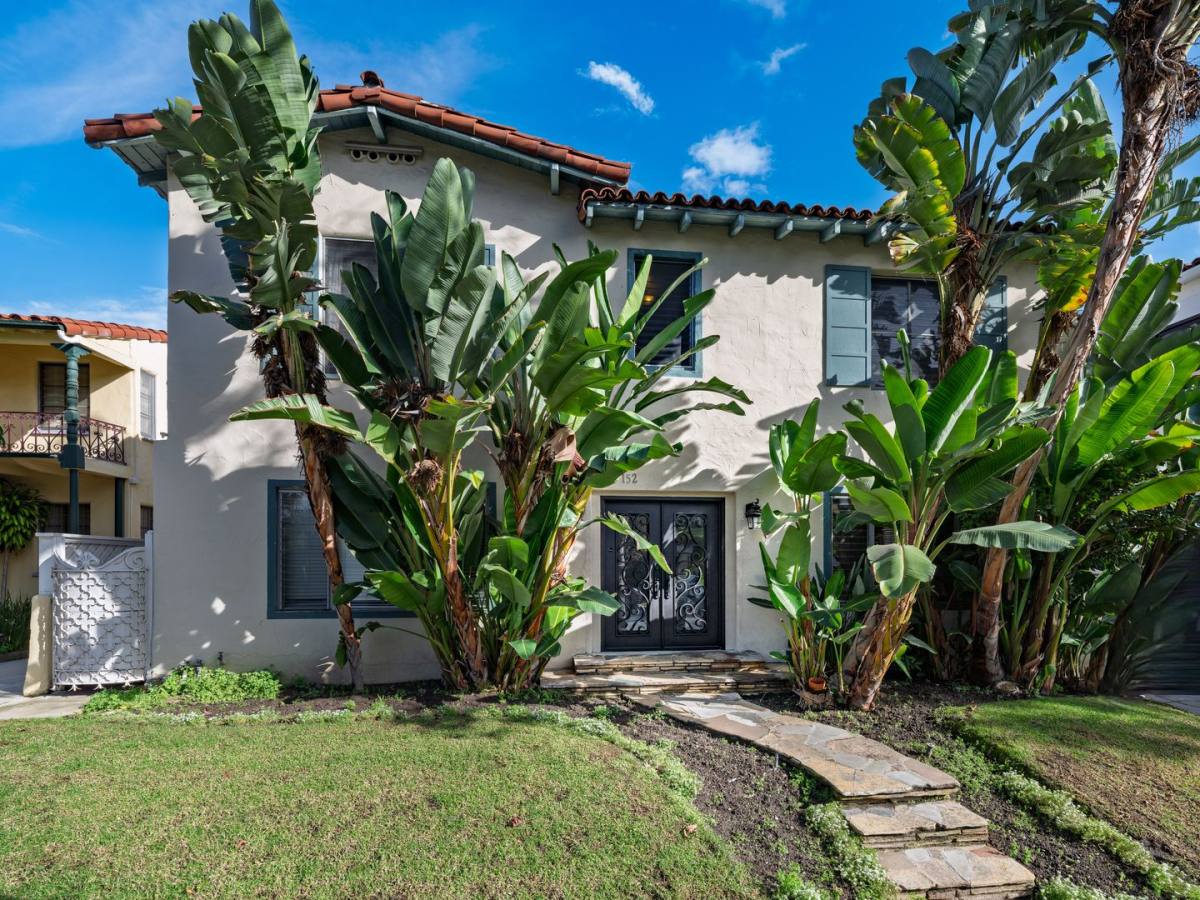 Apartment for rent at 152 N Arnaz Dr, Beverly Hills, CA 90211