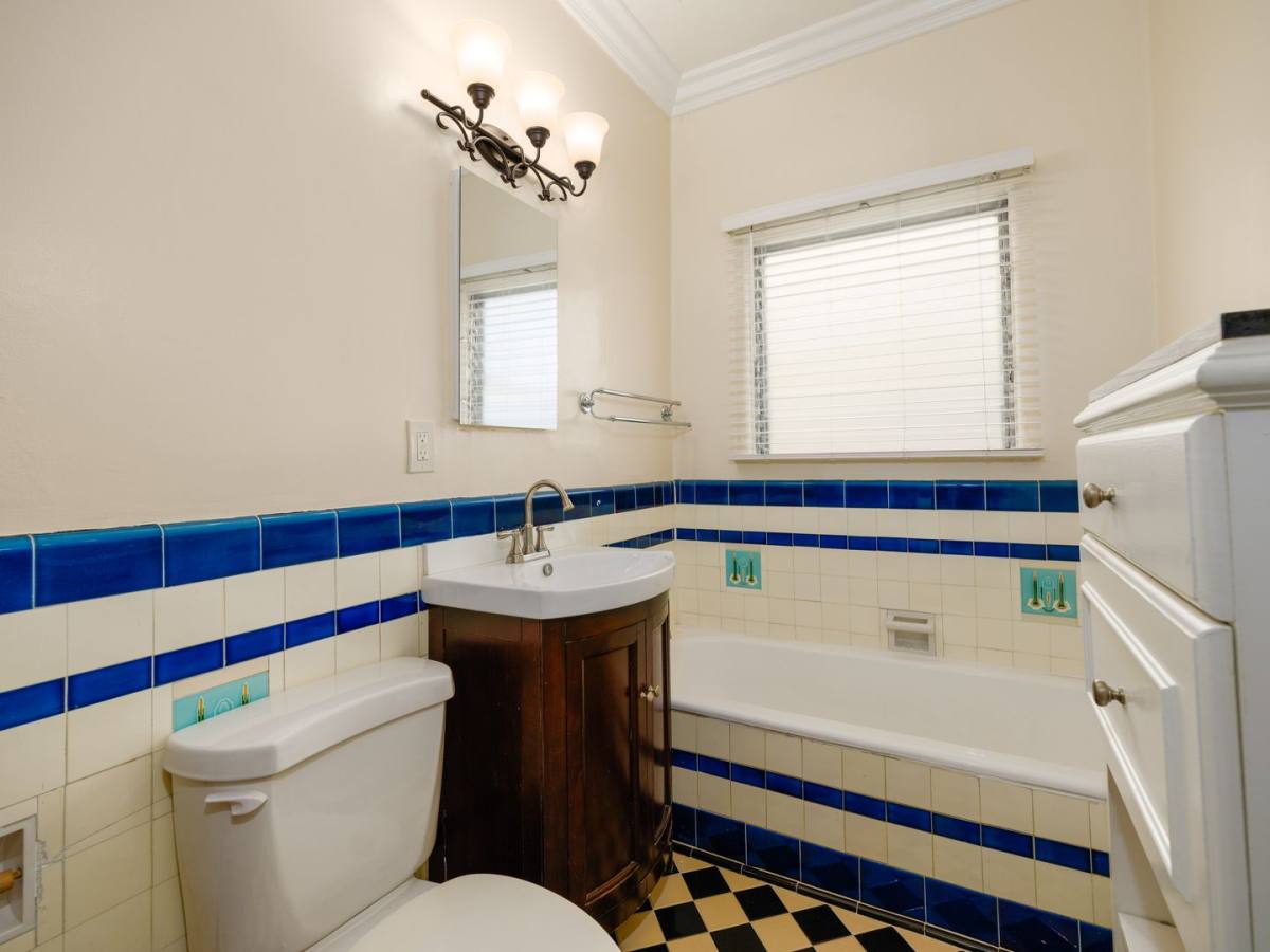 Apartment for rent at 152 N Arnaz Dr, Beverly Hills, CA 90211
