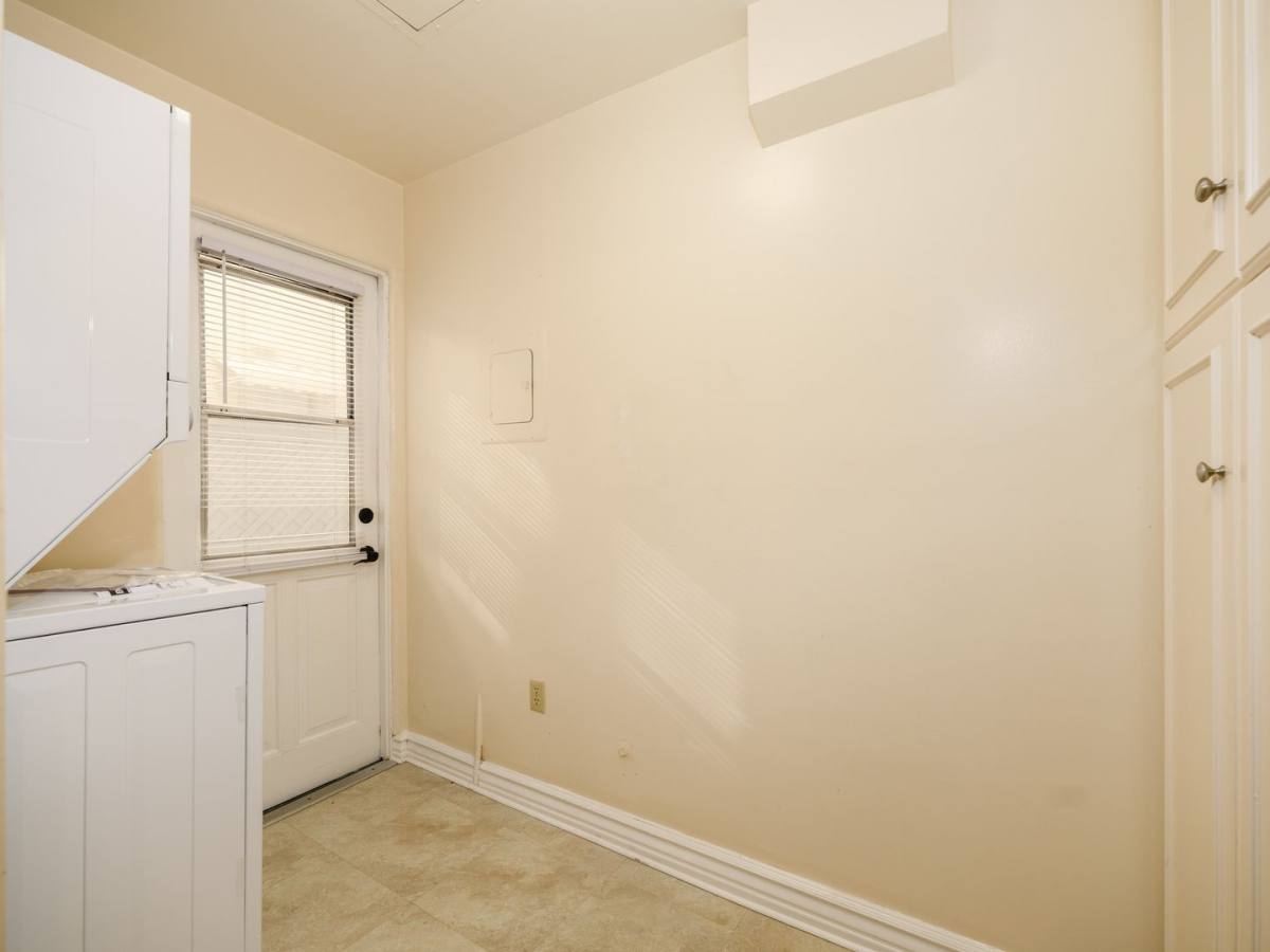 Apartment for rent at 152 N Arnaz Dr, Beverly Hills, CA 90211