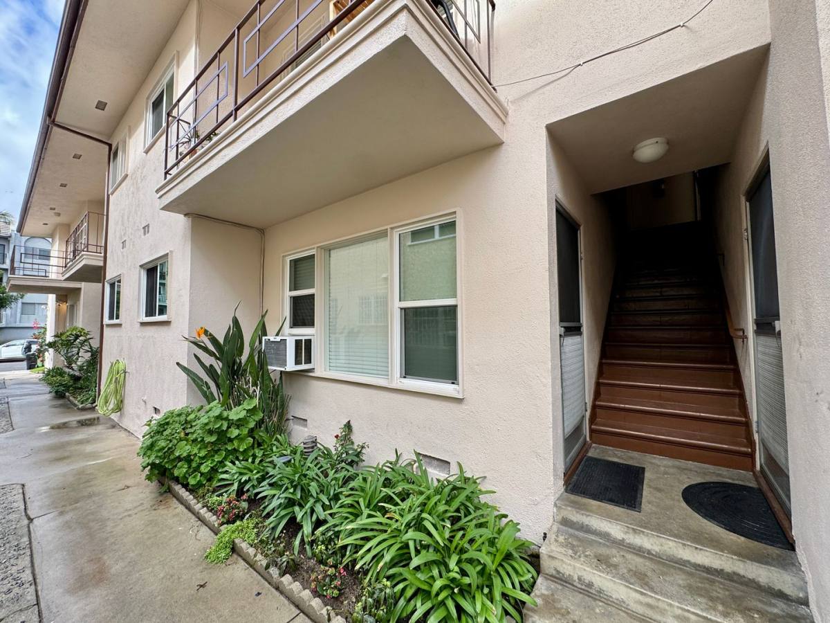 Apartment for rent at 122 N Croft Ave, Los Angeles, CA 90048