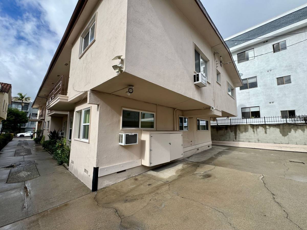 Apartment for rent at 122 N Croft Ave, Los Angeles, CA 90048