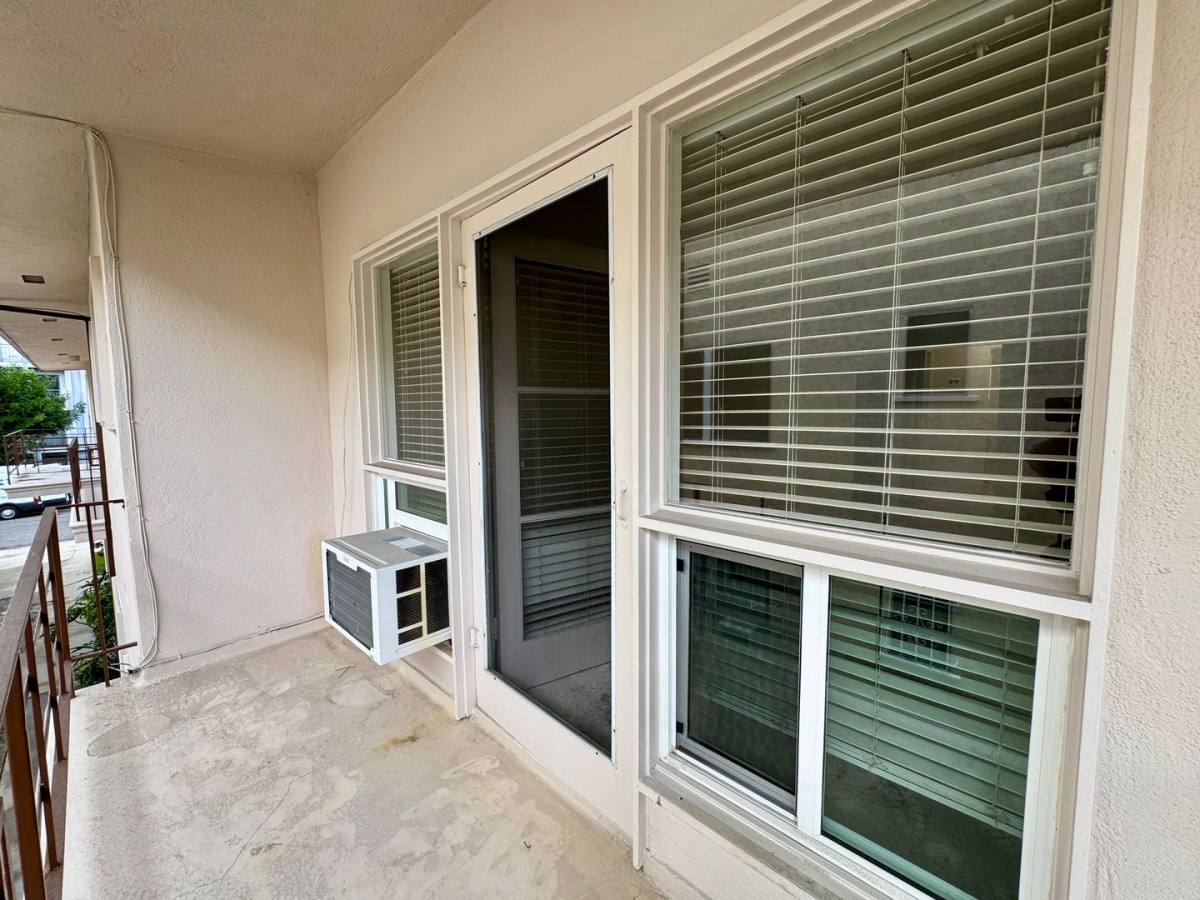 Apartment for rent at 122 N Croft Ave, Los Angeles, CA 90048