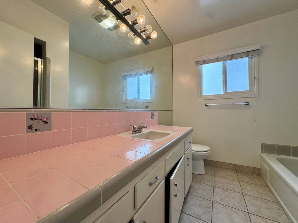 Apartment for rent at 122 N Croft Ave, Los Angeles, CA 90048