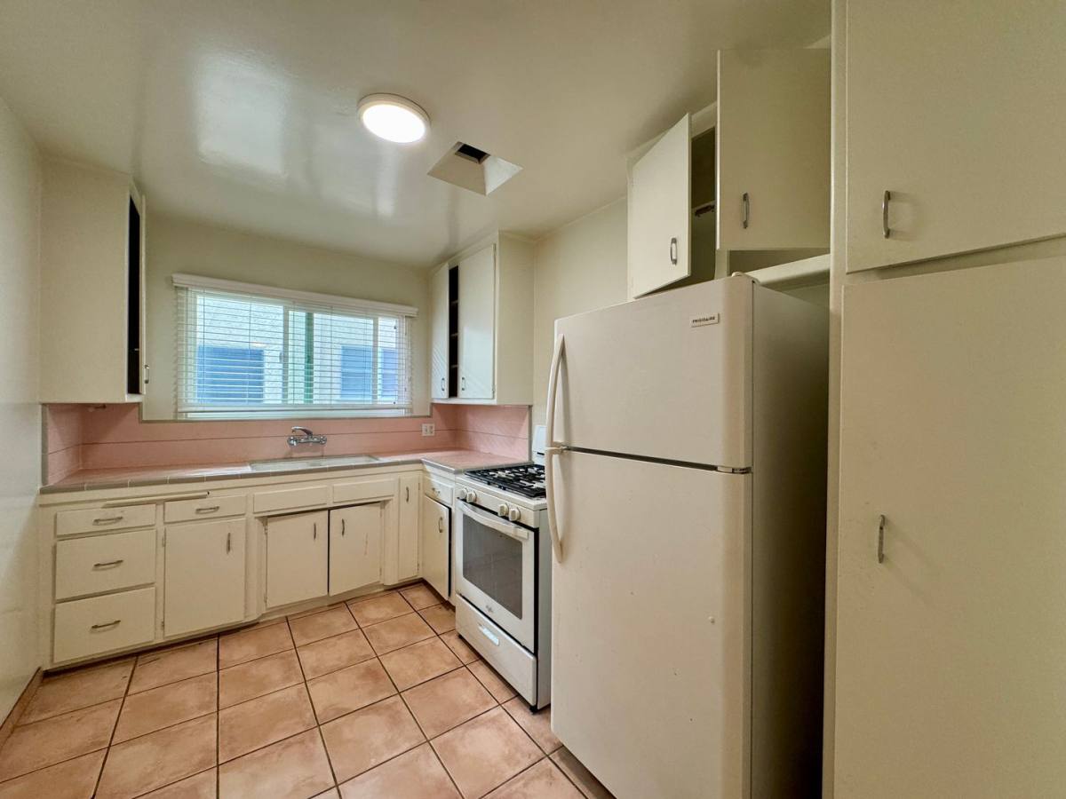 Apartment for rent at 122 N Croft Ave, Los Angeles, CA 90048