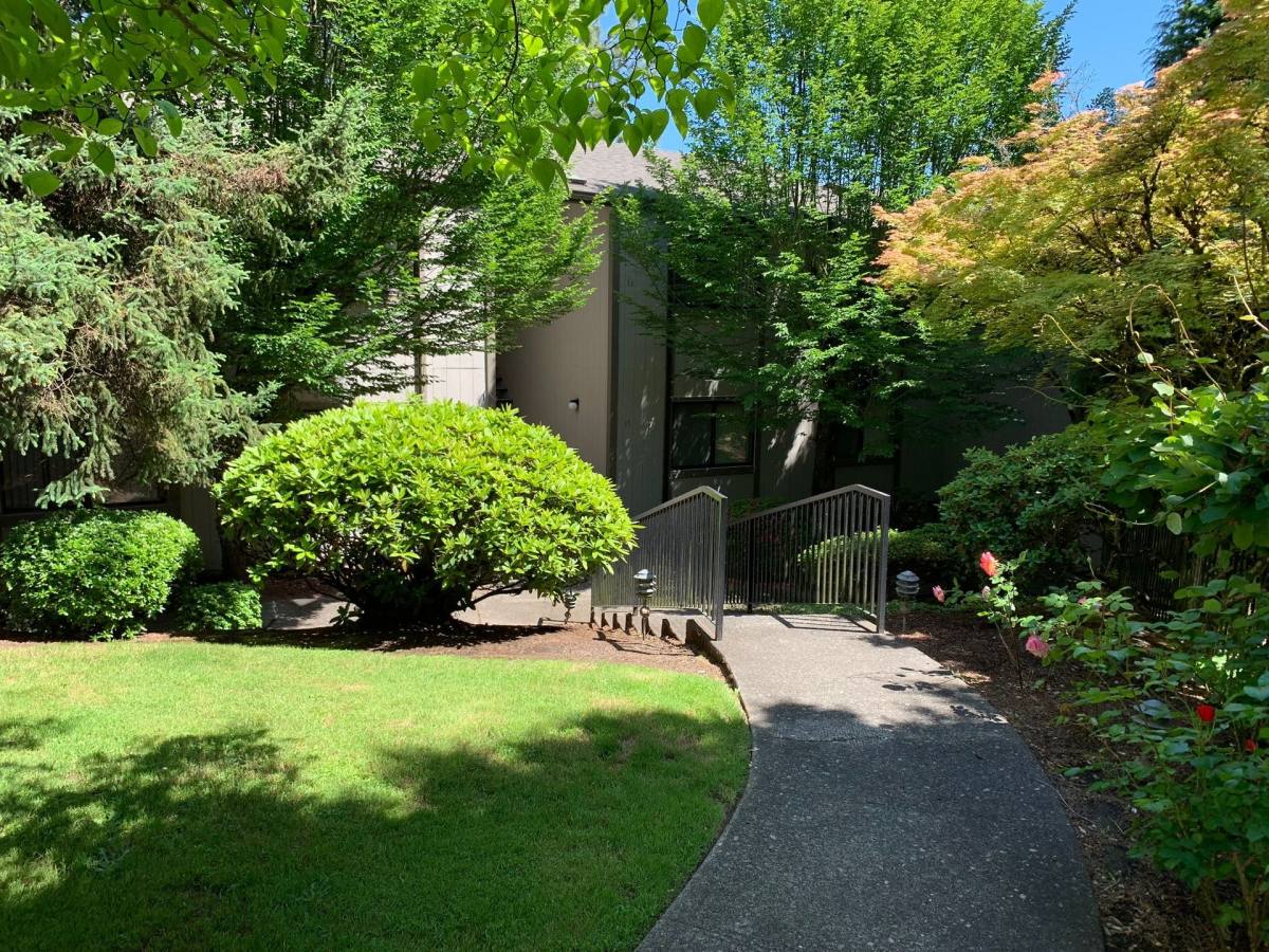 Apartment for rent at 11835 SW Ridgecrest Dr, Beaverton, OR 97008