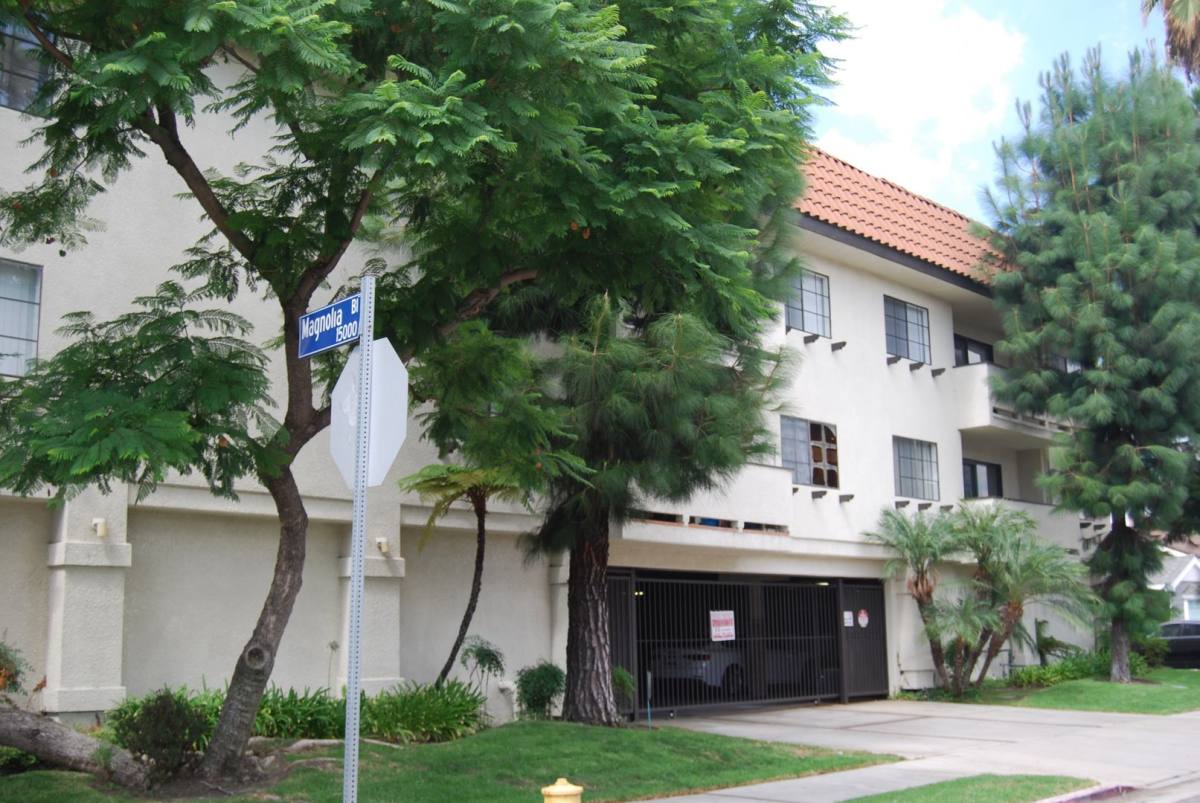Apartment for rent at 15045 Magnolia Blvd, Sherman Oaks, CA 91403
