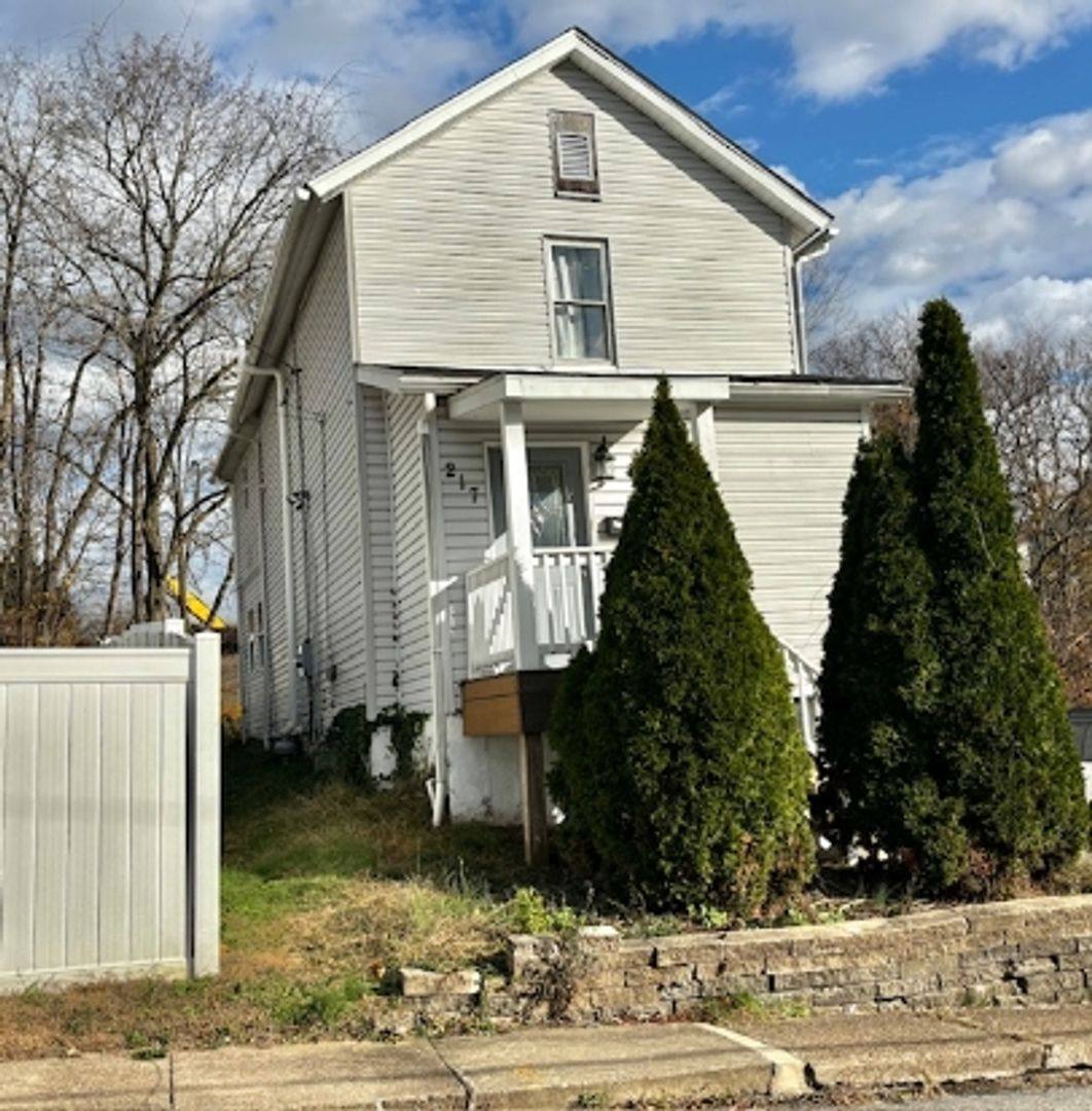 Apartment for rent at 217 N Lincoln Ave, Greensburg, PA 15601