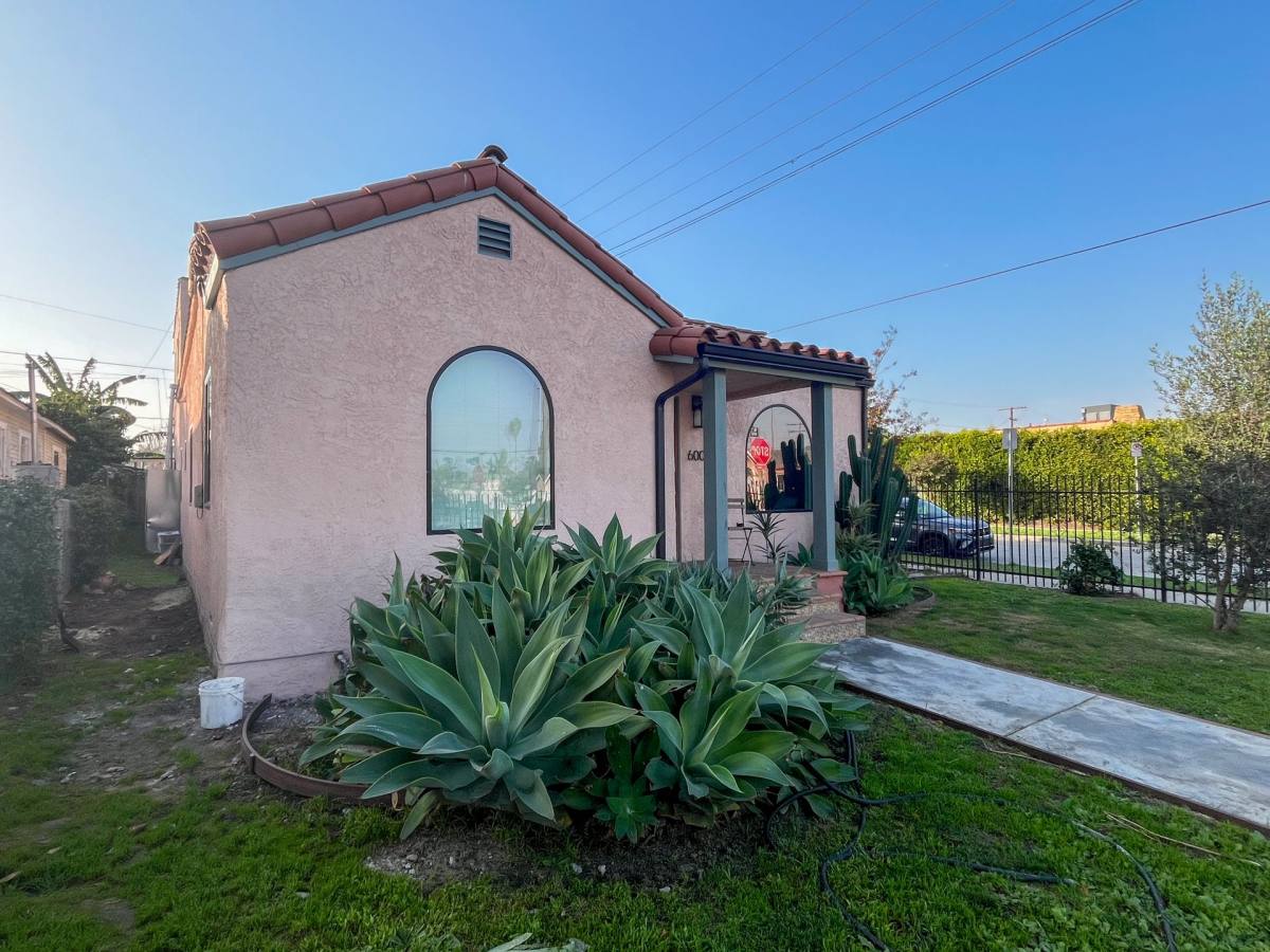 Apartment for rent at 2708 W 60th St, Los Angeles, CA 90043